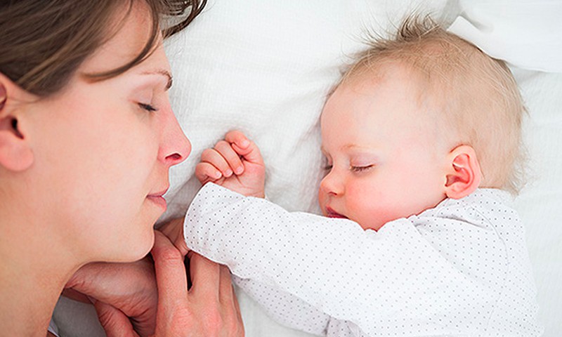 Diskusija: Kūdikui miegoti su mama ar savo lovytėje?