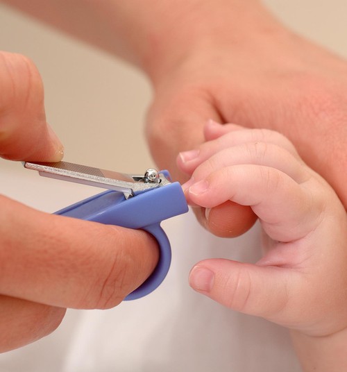 Kam geriau kirpti kūdikio nagučius - mamai ar tėčiui?