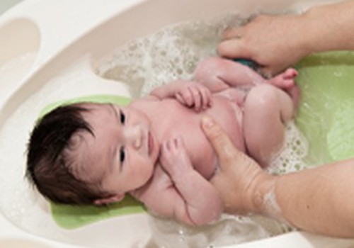 Pirmosios maudynės: pediatrės atsakymai į jūsų klausimus