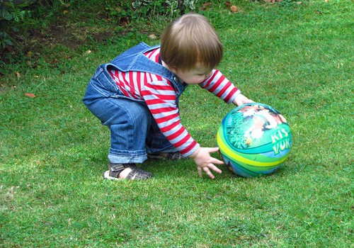 Idėjos, kaip žaisti su kamuoliu nuo vienerių metų