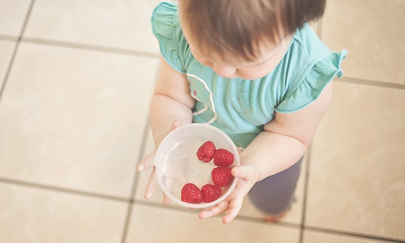 Žinomos mamos ir specialistai dalijasi patirtimi: kaip į vaikų lėkštes įvilioti daugiau vaisių ir daržovių?