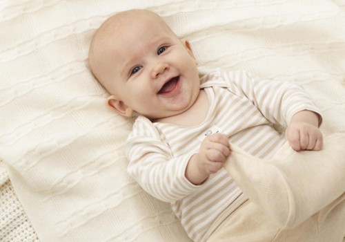 Beveik 4 mėnesių kūdikis nelaiko galvytės: kinezitarepeutės komentaras