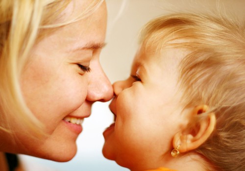 Kūdikiai "manipuliuoja" mamų šypsenomis