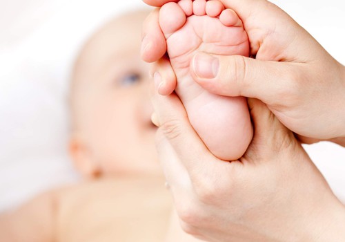Su kokia priemone masažuoti kūdikius?