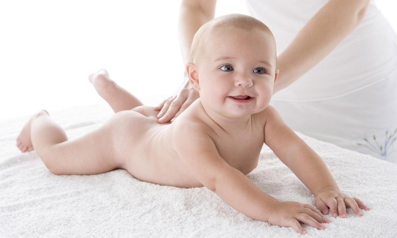 Kaip atlikti kūdikiui masažą: kineziterapeutės patarimai