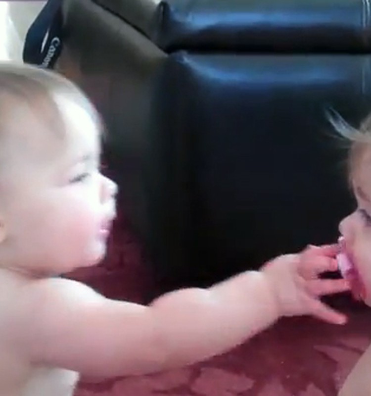 Linksmas video: mažyliai dalinasi vienu čiulptuku