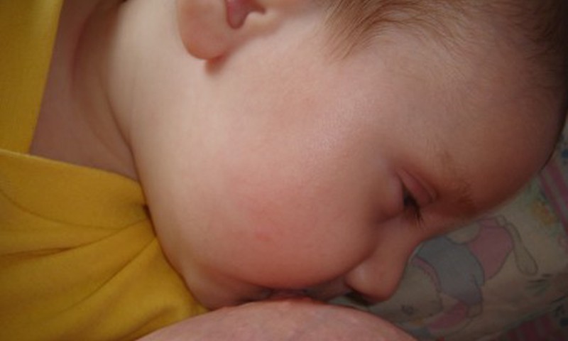 Užmiega tik bevalgydama pieną