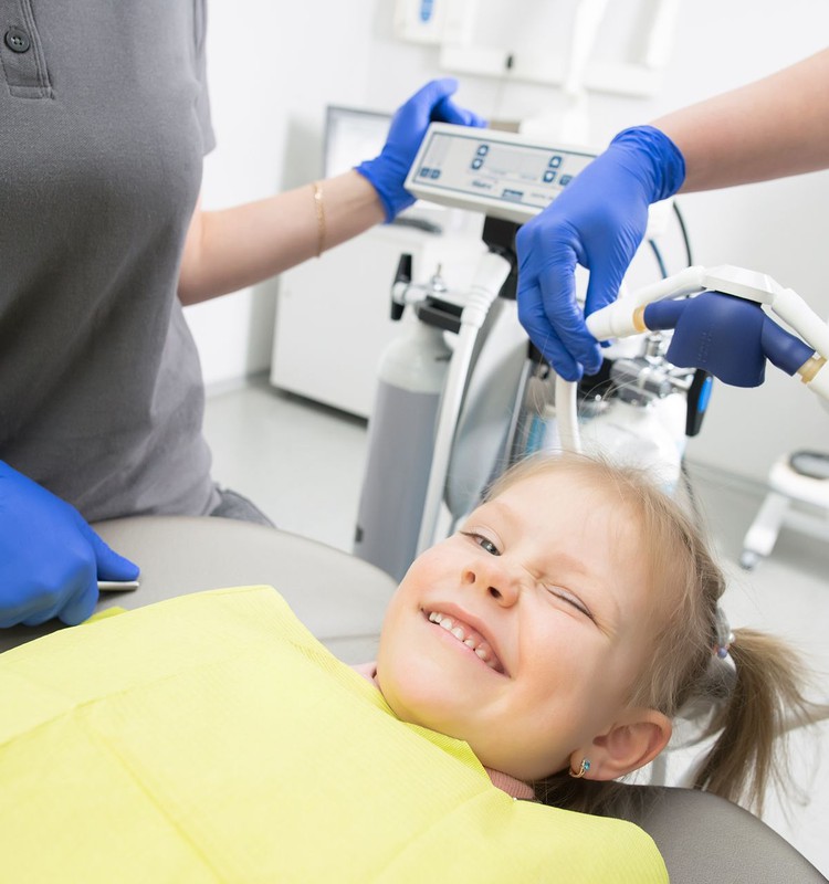 Kodėl pirmasis vizitas pas vaikų odontologą neturėtų būti atidėliojamas?