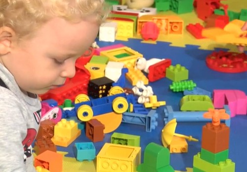 "Mamyčių TV" VIDEO: Kaip LEGO®DUPLO® kaladėlės padeda lavinti smulkiąją motoriką?