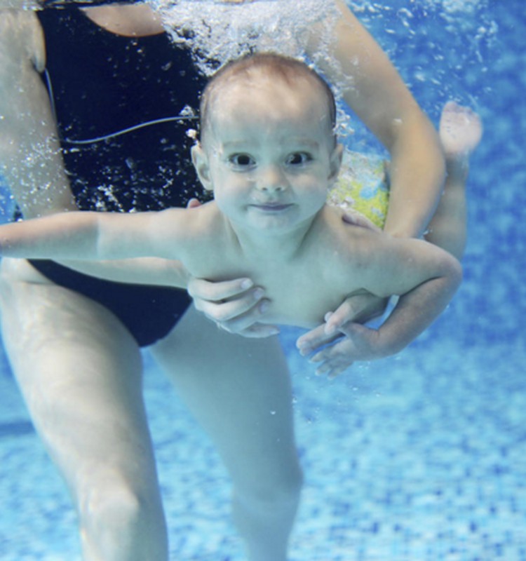 Kodėl naudinga lankyti baseiną nuo kūdikystės?