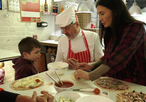 VIDEO "Gaminame su vaikais": kepame picą