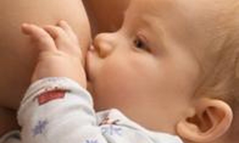 Ką daryti, jei kūdikis atpila „fontanu“?