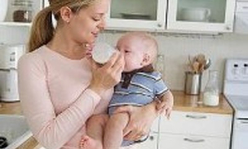 Kiek kartų per parą turėtų valgyti 2 mėnesių kūdikis?