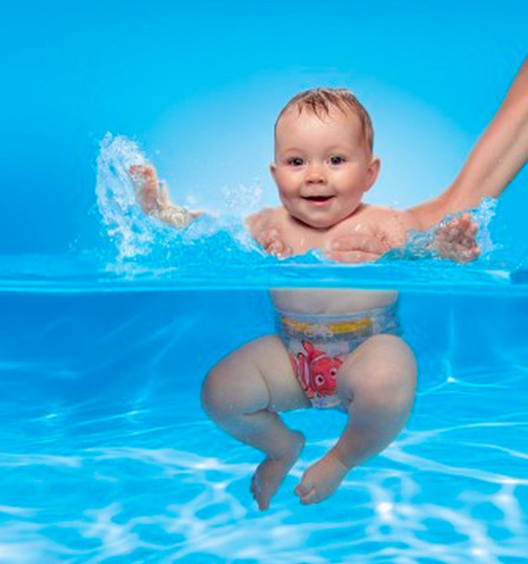 Maudynių pramogos su maudymosi kelnaitėmis HUGGIES® Little Swimmers®! 