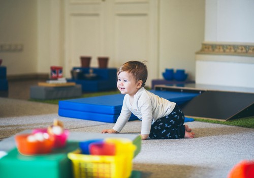 Ką veikti su 6-8 mėnesių mažyliu: naudingi žaidimai ir kineziterapeutės patarimai