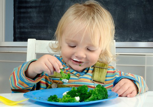 Kaip įkalbėti mažylį suvalgyti kokią nors daržovę?
