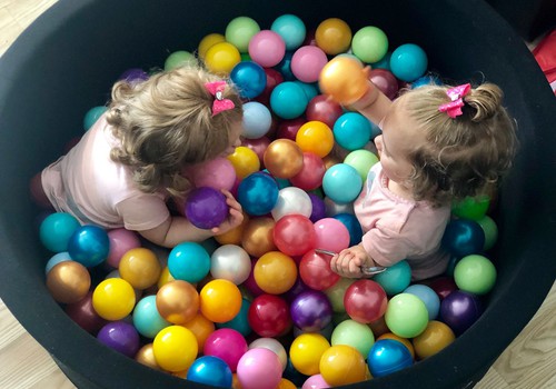 Žaidžiame su mažyliais: keturi spalvoti eksperimentai namuose