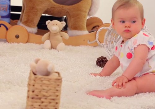 VIDEO "Kūdikis ant tavo rankų": keičiame sauskelnes sėdint/stovint