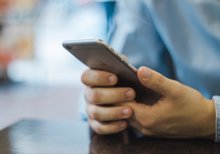 Kaip teisingai gelbėti sušlapusį telefoną?
