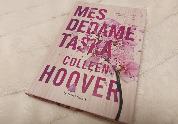 Rekomenduoju neįprastą meilės romaną: Colleen Hoover "Mes dedame tašką"