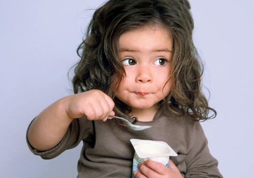 Vaikų mitybos ekspertas: nėra produktų, kurie vaikams pakeistų pieną