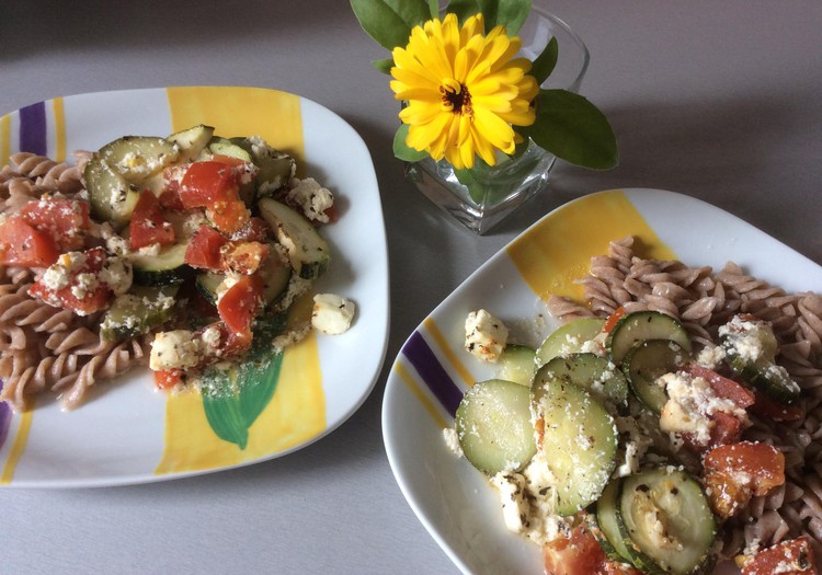 "Vasaros skoniai": vakarienei viso grūdo makaronai su cukinijomis ir pomidorais