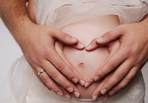 Ar įmanoma suderinti kūdikio žindymą ir svorio metimą po gimdymo?