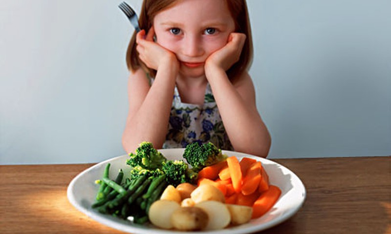 Kai vaikas darželyje atsisako valgyti: psichologės patarimai