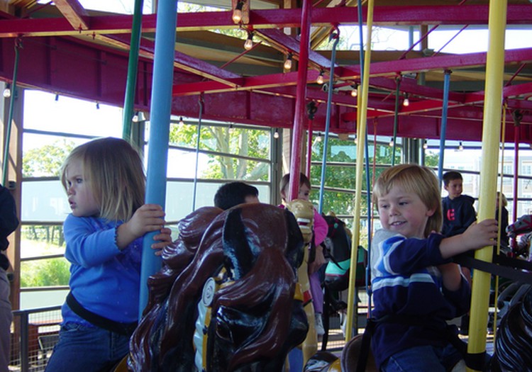 Atrakcionai ir karuselės vaikams: ką vertėtų žinoti?