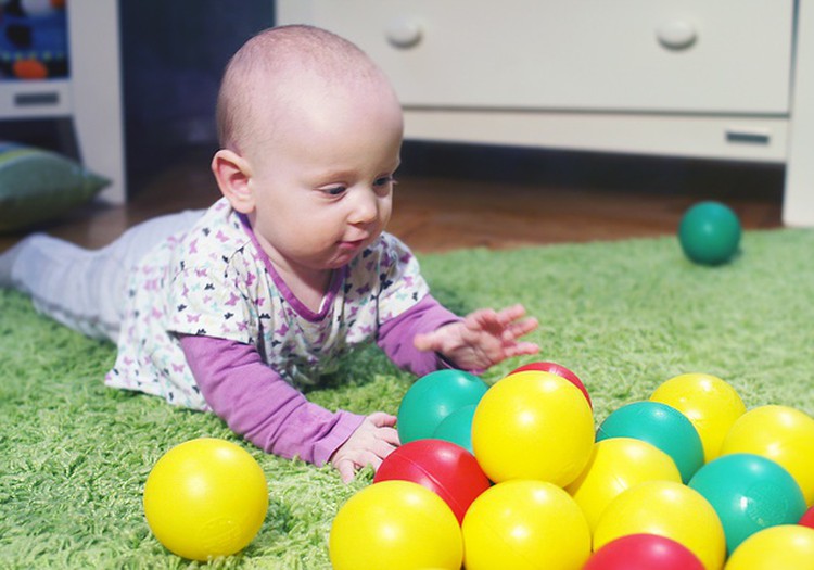 9 mėnesių mažyliui sauskelnes galima keisti ne tik jam gulint