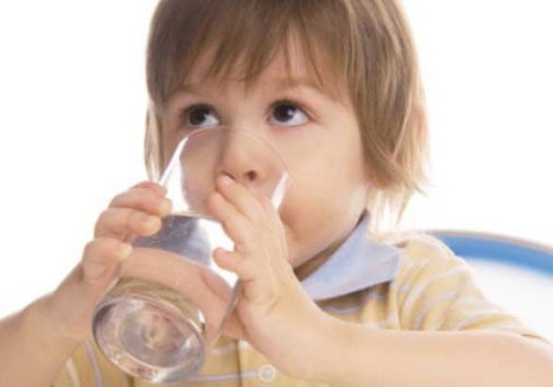 Kaip maitinti vaikus, kad jiems nepritrūktų skysčių?