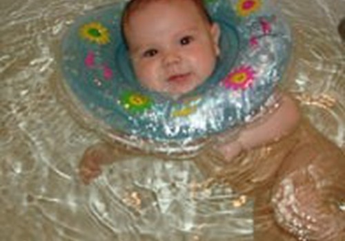Ar leidžiate kūdikiui plaukioti su maudymosi ratu?