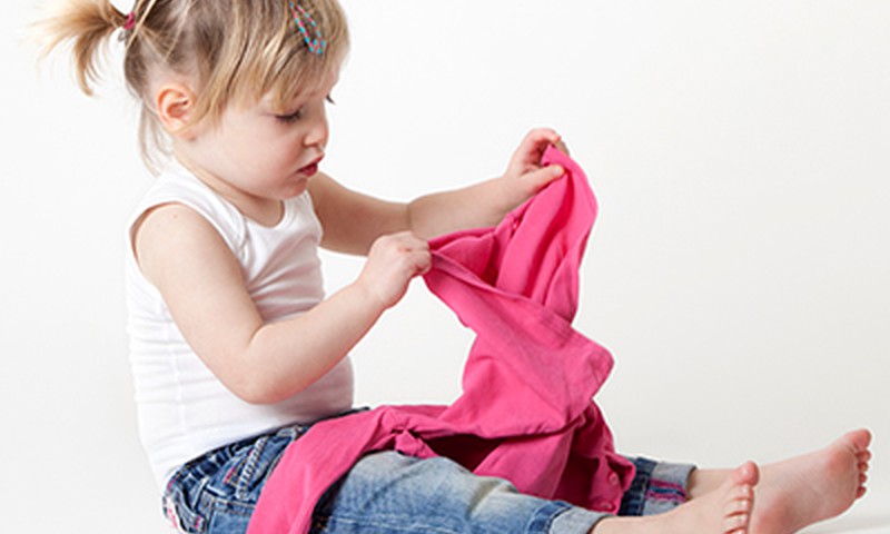 Kaip išmokyti vaiką pačiam apsirengti?