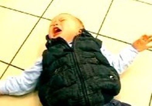 Vaikas krenta ant žemės: psichologės komentaras