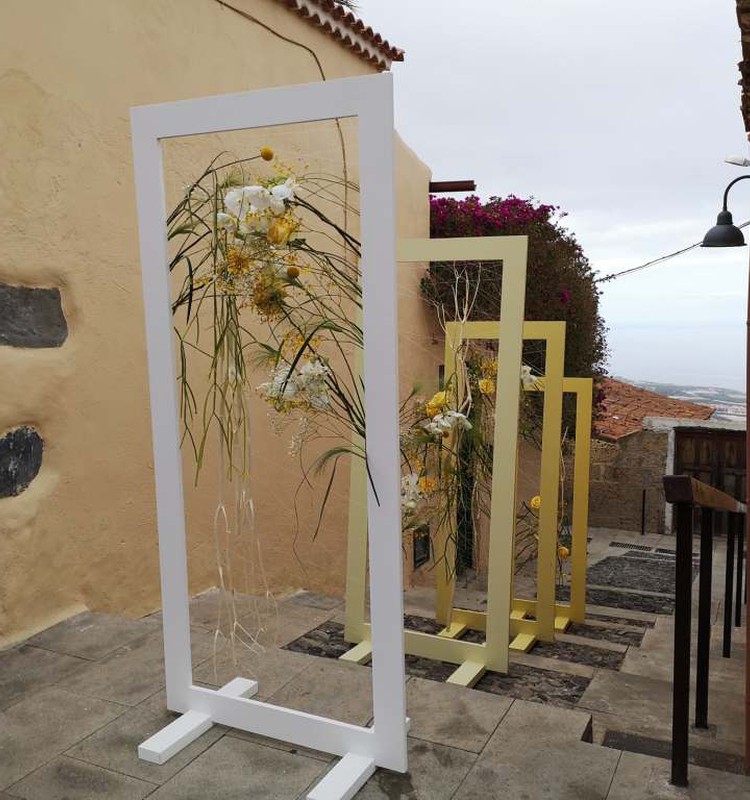 Iš kelionių skrynelės. Paroda po atviru dangumi.