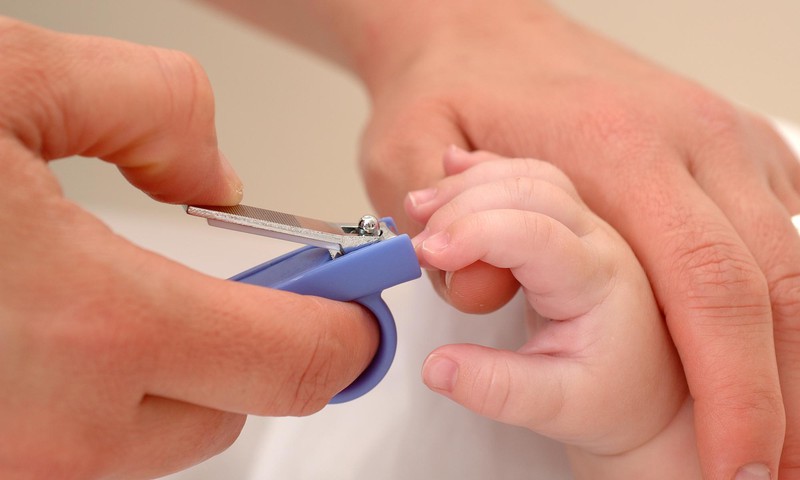 Kam geriau kirpti kūdikio nagučius - mamai ar tėčiui?