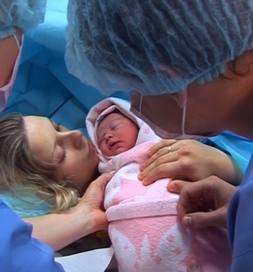 VIDEO: Jautrios istorinės akimirkos - pirmosios MK Super mažylės gimimas