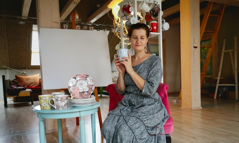 Dailininkė Sigutė Ach pristatė naują porceliano indų kolekciją: „Mėgstu gyventi lėtai ir gėlėtai, tad skrendam išgerti kavos"