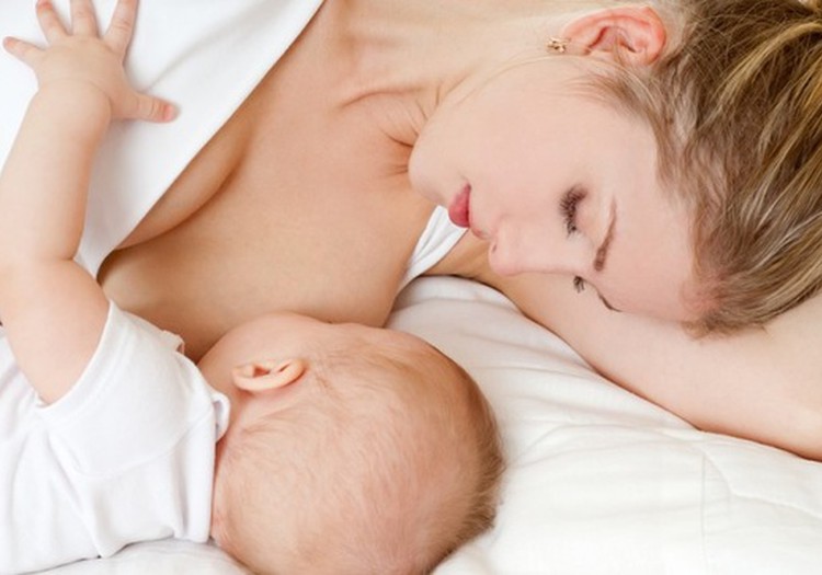 Kūdikis žinda krūtį 5 minutes: ar jis pasisotina?