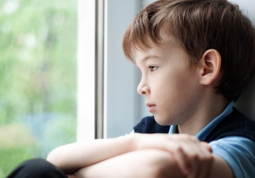 Kaip vaikas išgyvena netektį, priklauso nuo suaugusiųjų: psichologo patarimai
