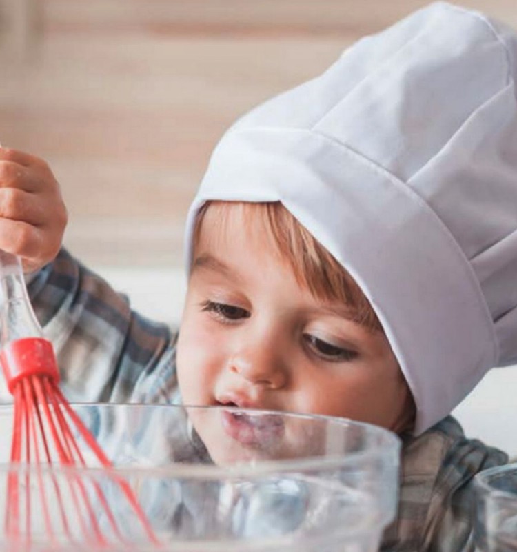 8 idėjos, kaip mažylį įdarbinti virtuvėje, kol gaminate