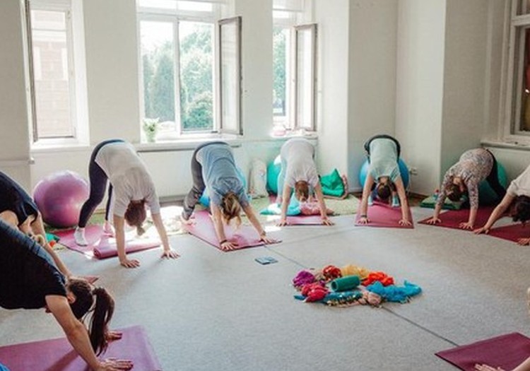 Joga būsimai mamai: kodėl ji naudinga nėštumo metu?