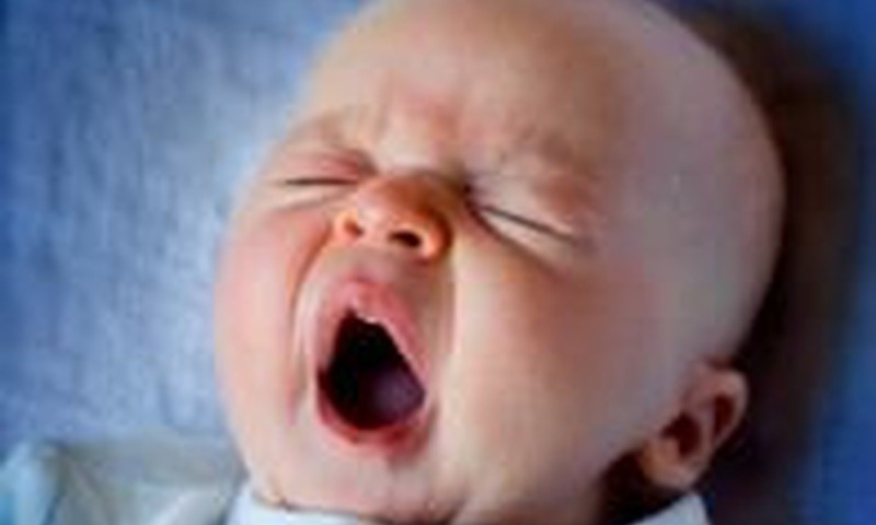 Ar galima 4 mėnesių kūdikiui miegoti naktį ant pilvo?