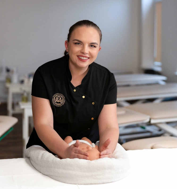 Padidėjęs kūdikio raumenų tonusas: masažas, kurį tėvai gali išmokti (vaizdo pamoka)