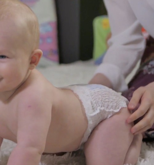 VIDEO: Keičiame sauskelnes aktyviam mažyliui!