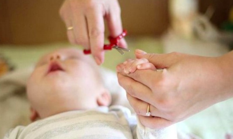 FOTO patarimai, kaip apkirpti kūdikiui nagučius