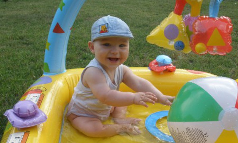 Adomėlio pirmosios maudynės baseine