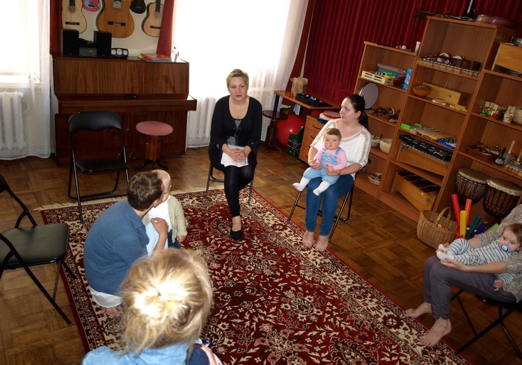 "Mamyčių klubo" susitikimas: muzikos terapijos pamokėlė