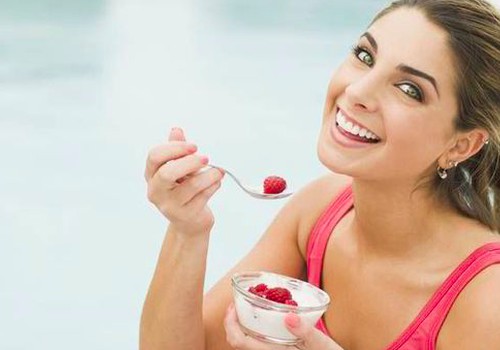 Ką valgyti vasarą, kad nepriaugtum svorio: dietologės patarimai + receptai