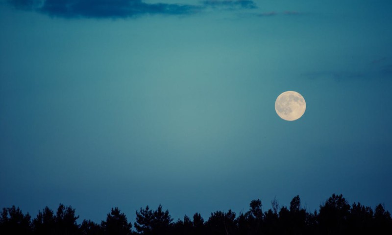 Pilnaties mitai ir faktai: ar tikrai šviečiant mėnuliui padaugėja avarijų ir paūmėja ligos?